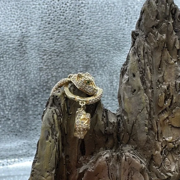 14k yellow gold Cougar earrings w/zirconium - Picture 4 of 4